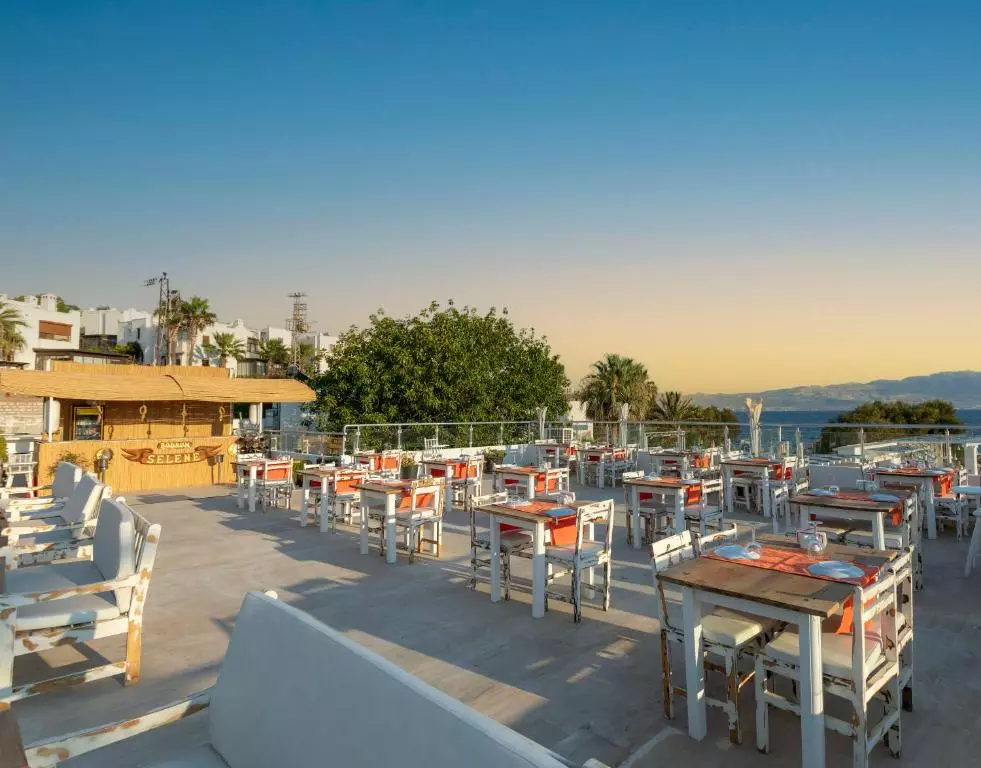 محوطه هتل چارم بیچ